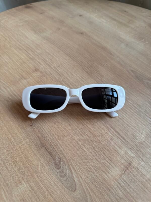 نظارة لون ابيض