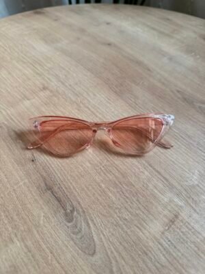 نظاره القطه بلون وردي شفاف