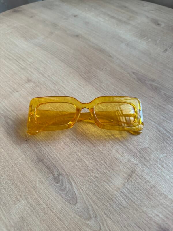 نظارة لون اصفر شفاف