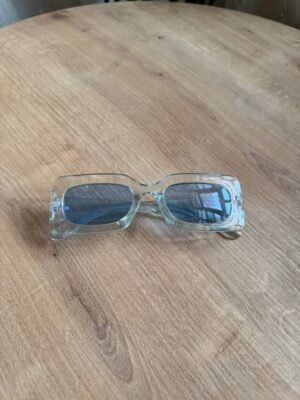 نظارة لون سمائي شفاف