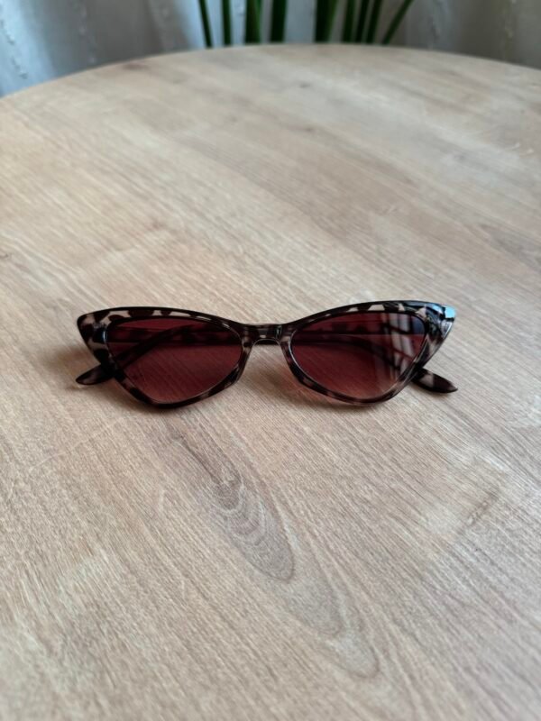 نظارة القطة نمري