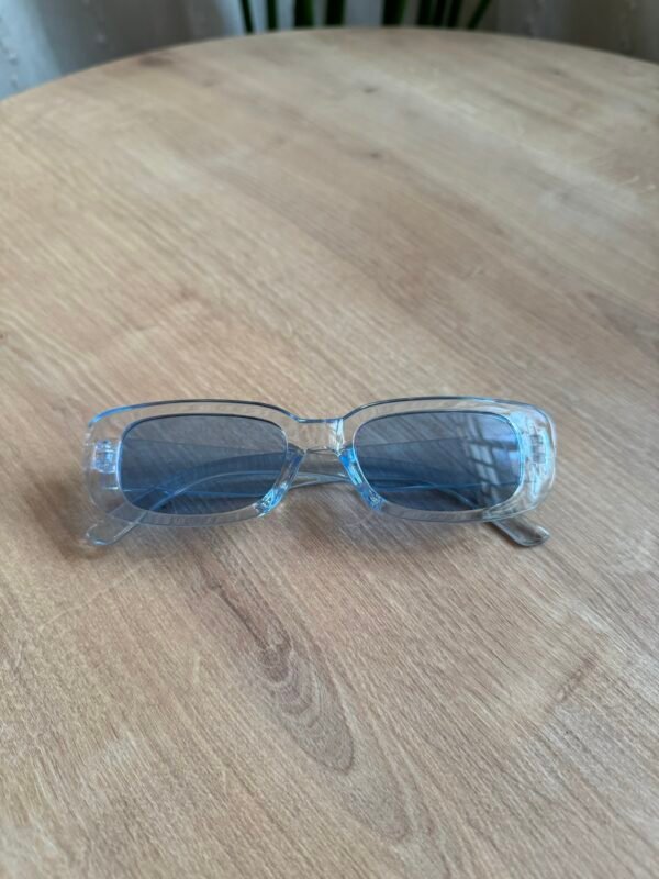 نظارة لون سمائي شفاف