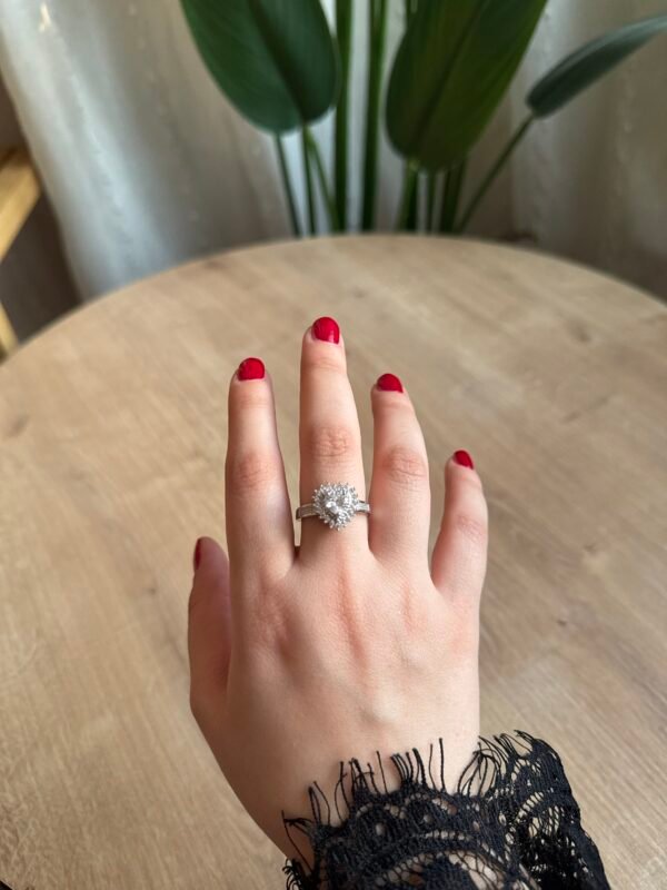 محبس فضي كرستال