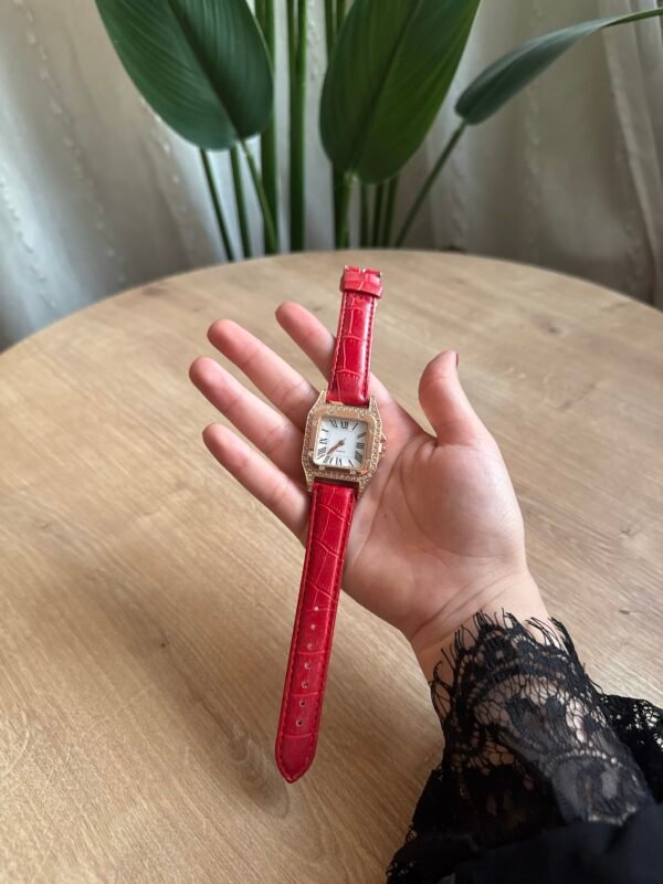 ساعة  جلد احمر