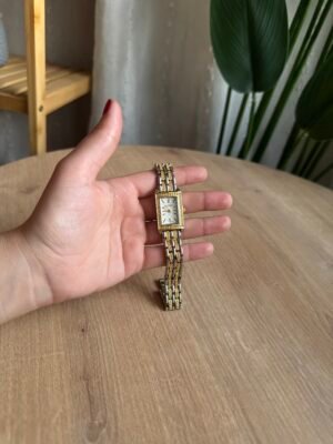 ساعة مزيج بين الفضي والذهبي