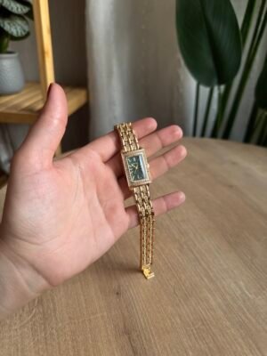 ساعة ذهبي داخلها اخضر