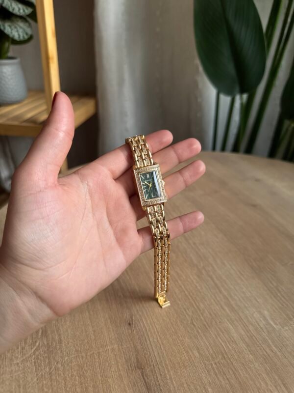 ساعة ذهبي داخلها اخضر