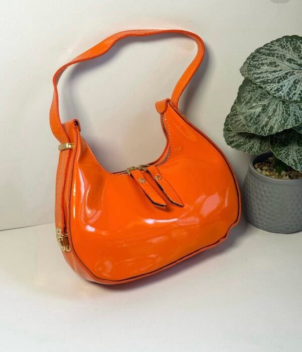 حقيبة لون برتقالي