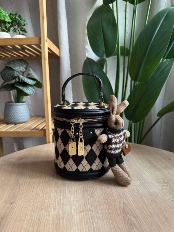 حقيبة الارنوب لون اسود(مع المداليه)