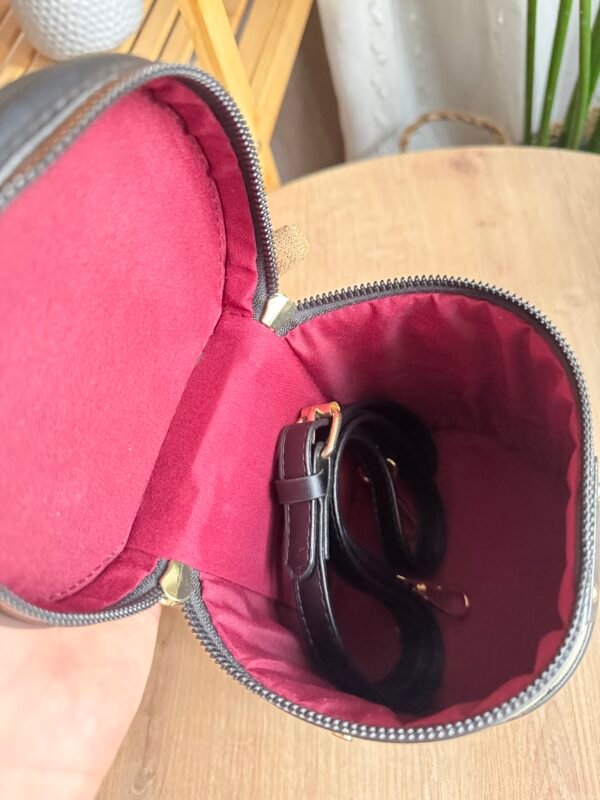 حقيبة الارنوب لون اسود(مع المداليه)