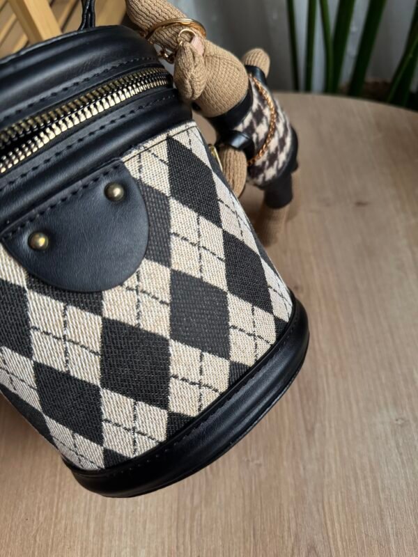 حقيبة الارنوب لون اسود(مع المداليه)