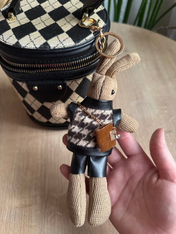 حقيبة الارنوب لون اسود(مع المداليه)