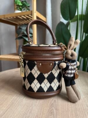 حقيبة الارنوب لون بني( مع المداليه)