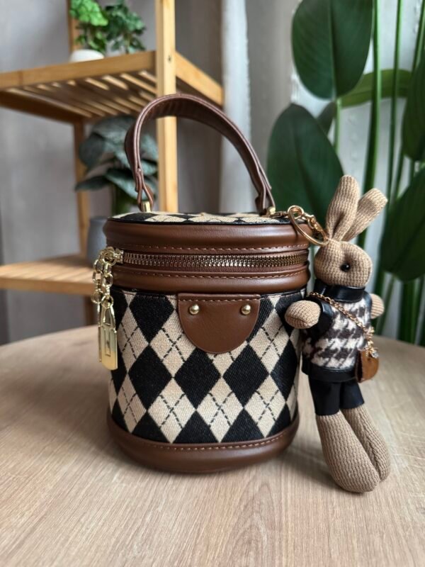 حقيبة الارنوب لون بني( مع المداليه)