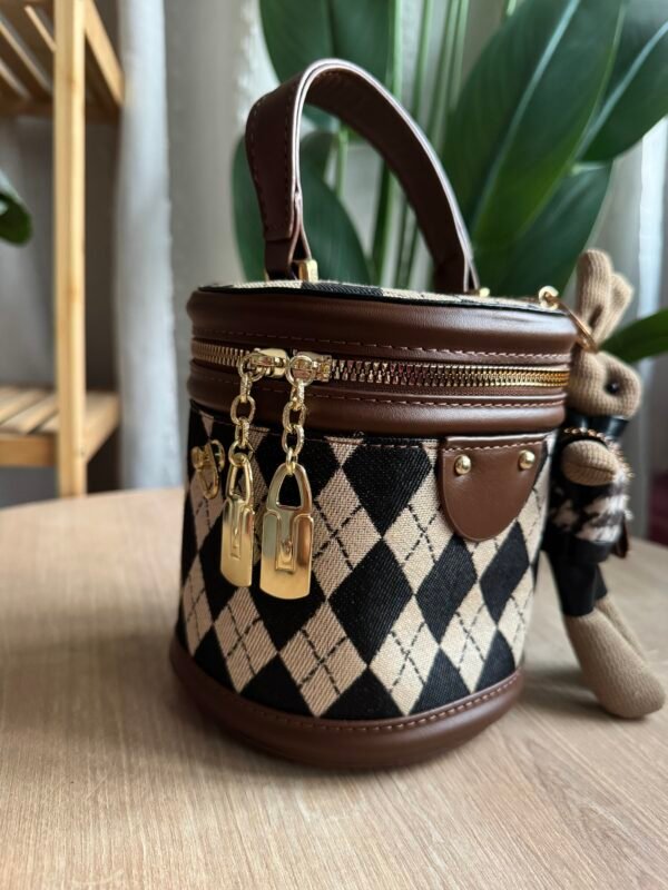 حقيبة الارنوب لون بني( مع المداليه)