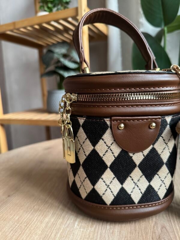 حقيبة الارنوب لون بني( مع المداليه)