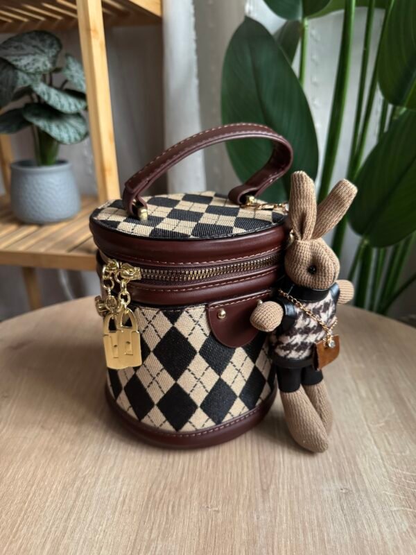 حقيبة الارنوب لون ماروني(مع المداليه)