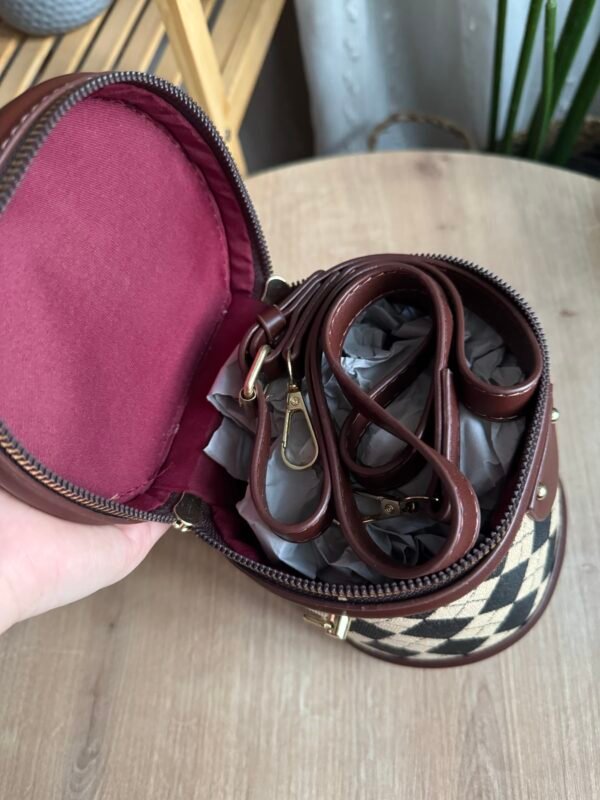 حقيبة الارنوب لون ماروني(مع المداليه)