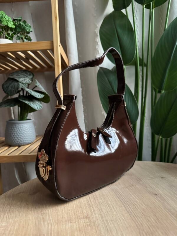 حقيبة لون بني