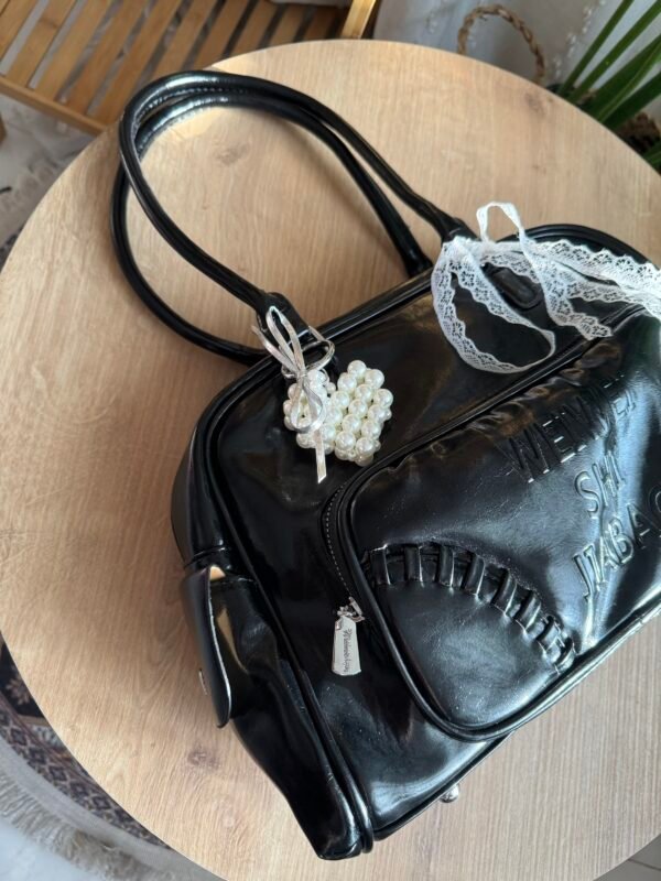 حقيبة لون اسود (مع المداليات)