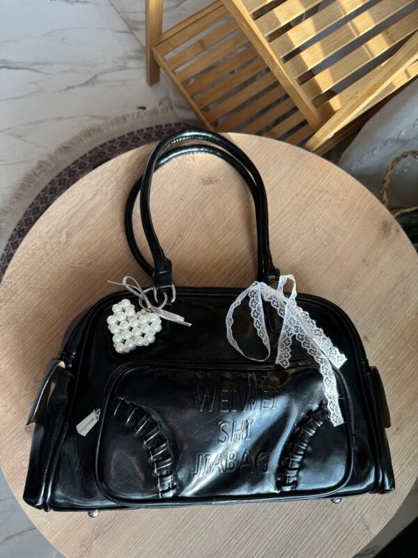 حقيبة لون اسود (مع المداليات)