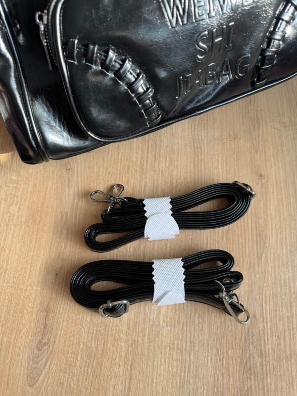 حقيبة لون اسود (مع المداليات)