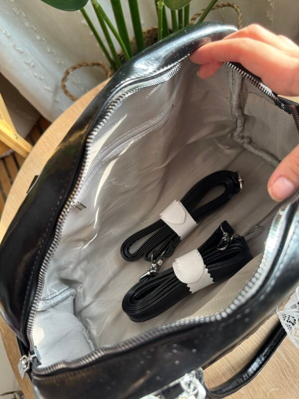 حقيبة لون اسود (مع المداليات)