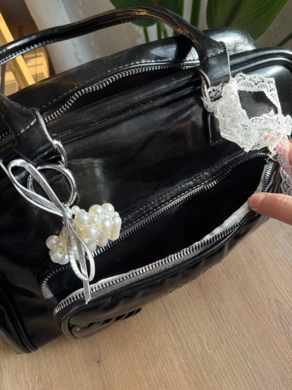 حقيبة لون اسود (مع المداليات)