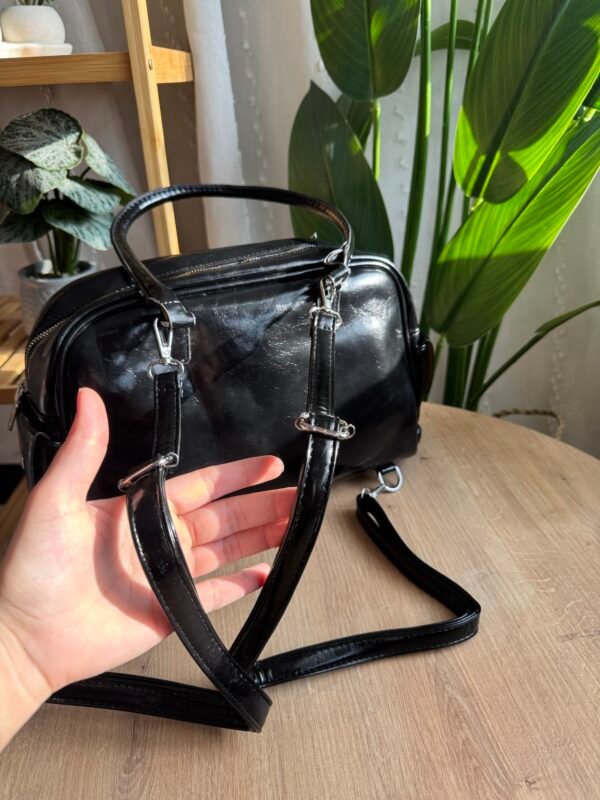 حقيبة لون اسود (مع المداليات)