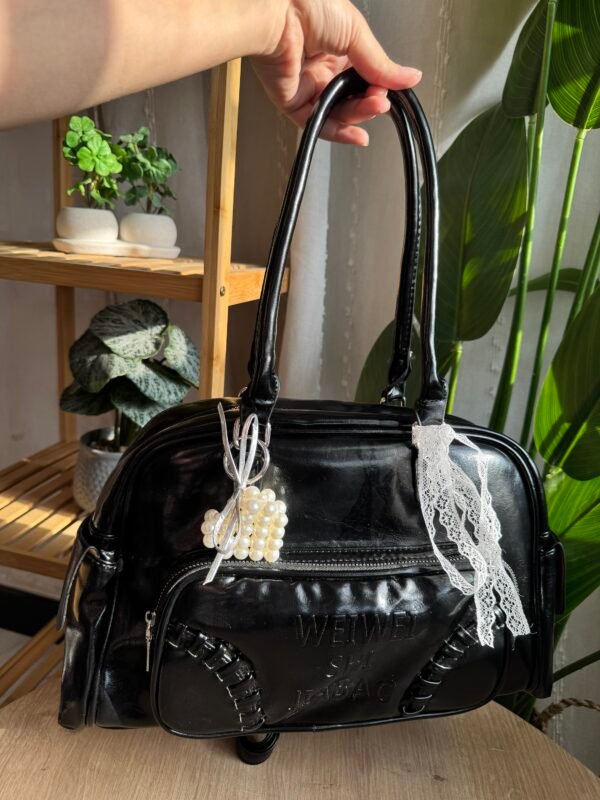 حقيبة لون اسود (مع المداليات)