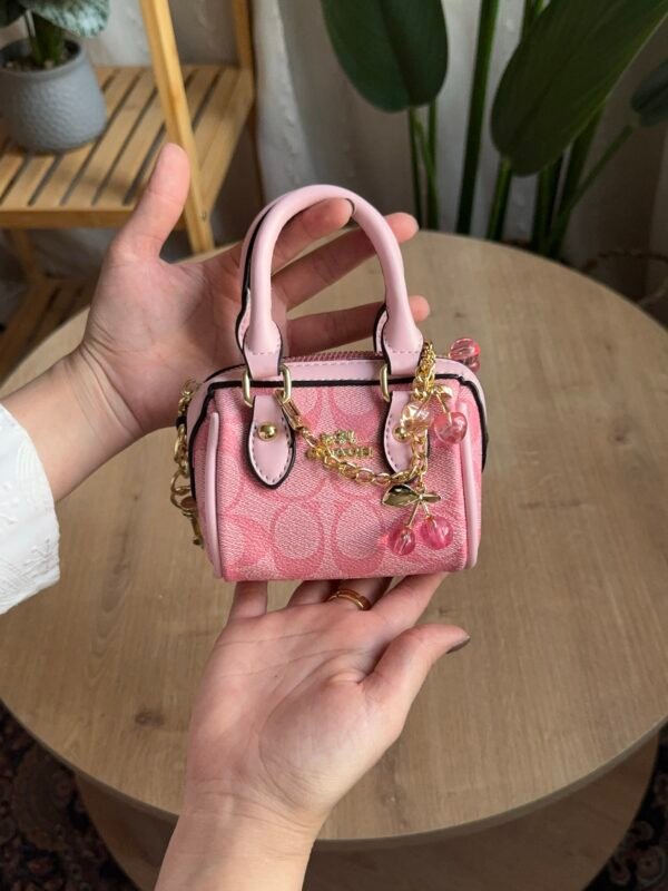 حقيبة coach لون وردي(بدون المداليه)