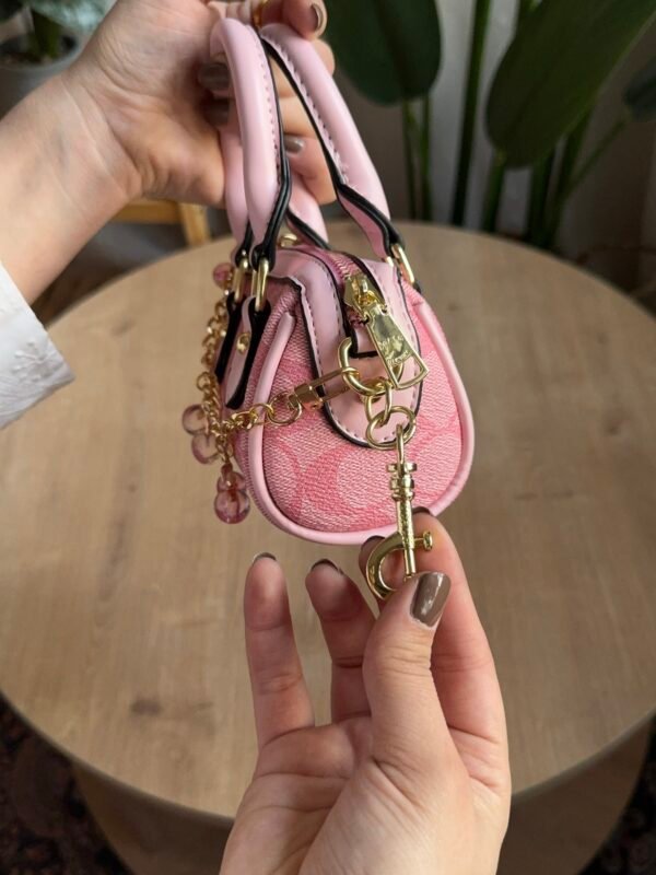 حقيبة coach لون وردي(بدون المداليه)