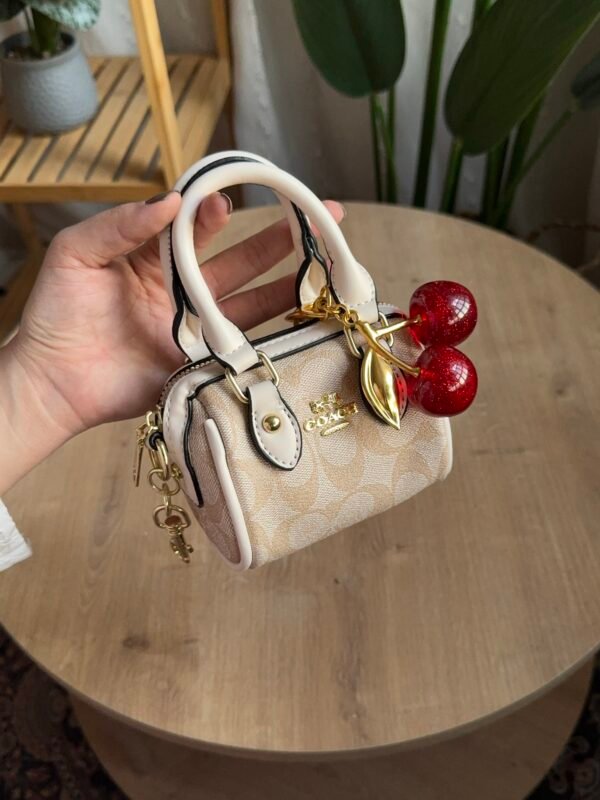 img_0867 حقيبة coach لون بيجي(بدون المداليه)