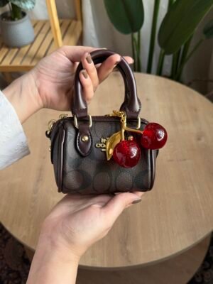 حقيبة coach لون بني (بدون المداليه)