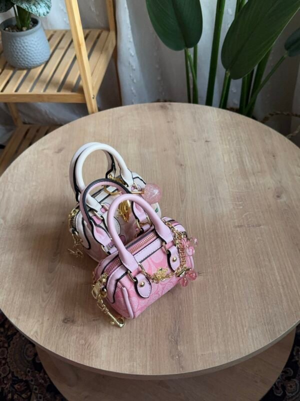 حقيبة coach لون وردي(بدون المداليه)