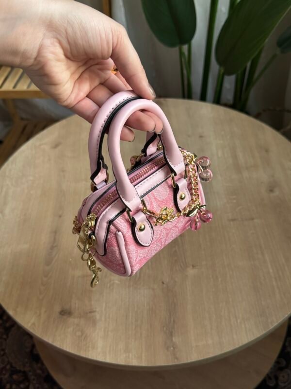 حقيبة coach لون وردي(بدون المداليه)