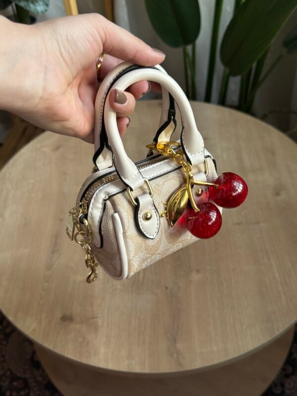 img_0939 حقيبة coach لون بيجي(بدون المداليه)