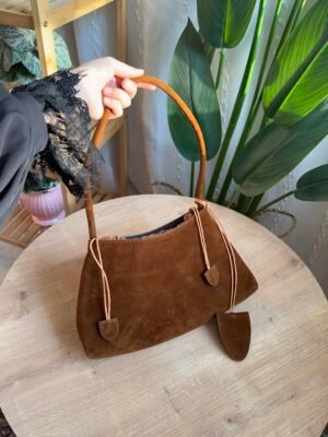 حقيبة مخمل لون بني