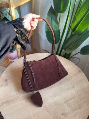 حقيبة مخمل لون بني غامق