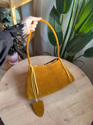 حقيبة مخمل لون اصفر