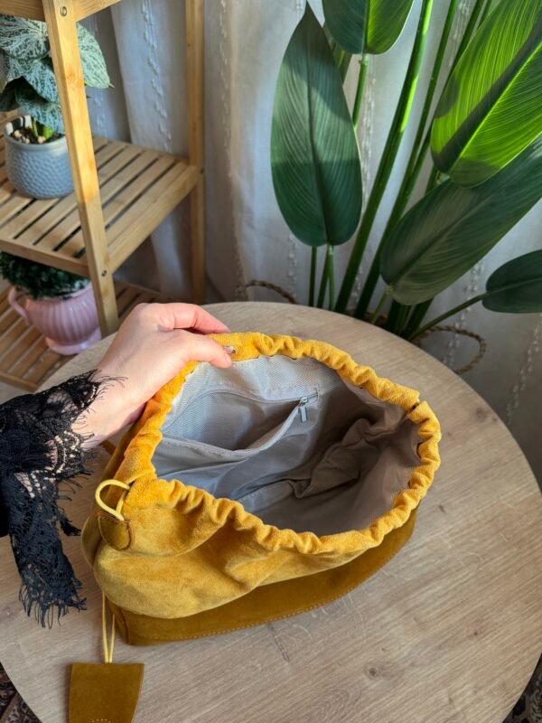 حقيبة مخمل لون اصفر