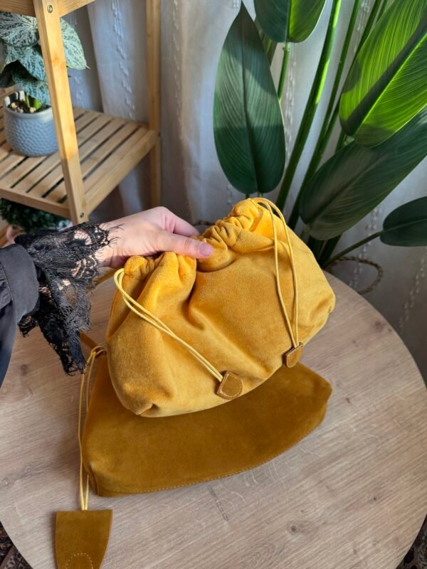 حقيبة مخمل لون اصفر