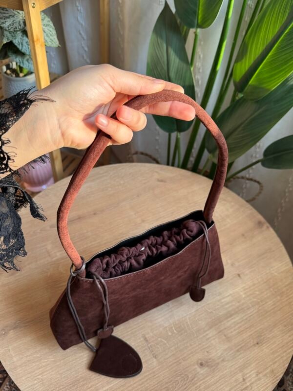 حقيبة مخمل لون بني غامق