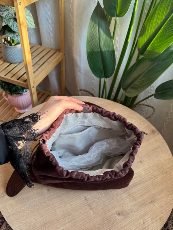 حقيبة مخمل لون بني غامق