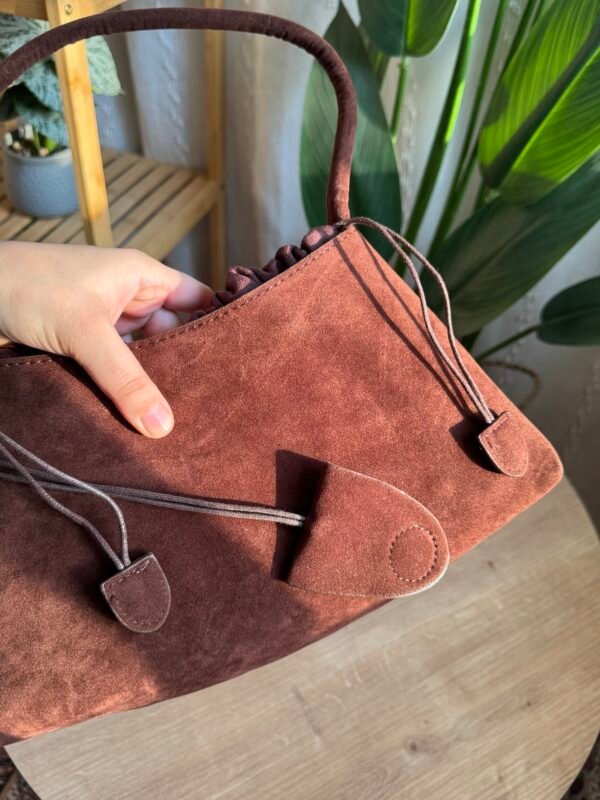 حقيبة مخمل لون بني غامق