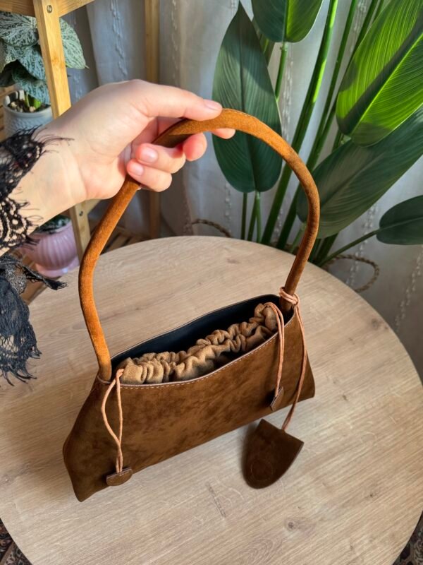 حقيبة مخمل لون بني