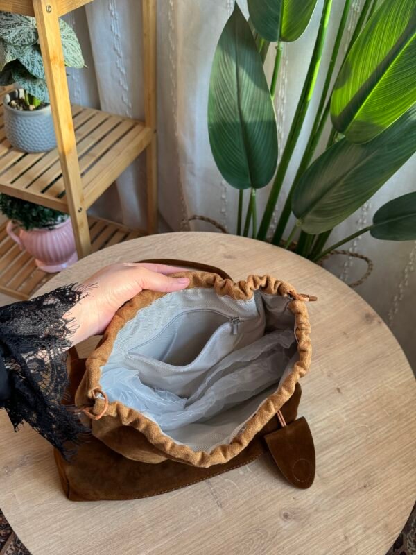 حقيبة مخمل لون بني