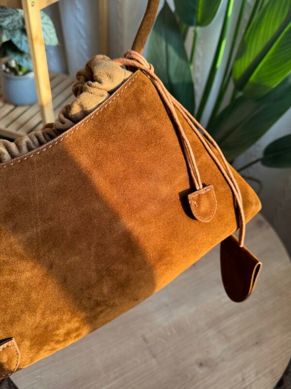 حقيبة مخمل لون بني