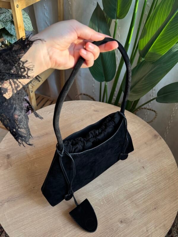 حقيبة مخمل لون اسود فاحم