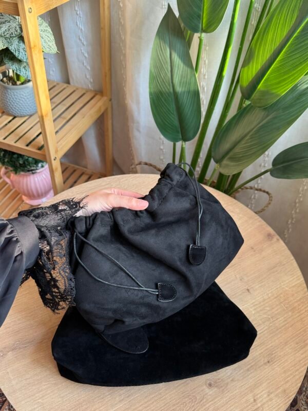 حقيبة مخمل لون اسود فاحم